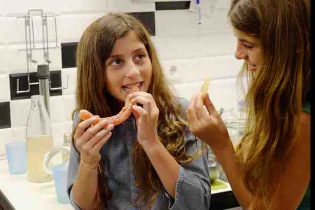 helado-PLOM-dos-niñas-probando