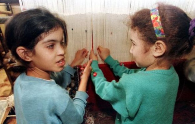 960x614_deux-petites-filles-atelier-tapisserie-rabat