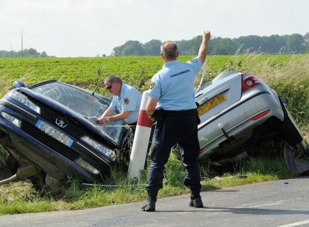 548356-des-gendarmes-pres-de-deux-voitures-accidentees