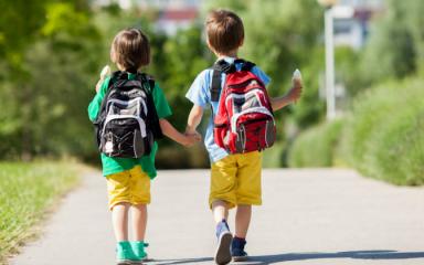 ninos_mochila_colegio